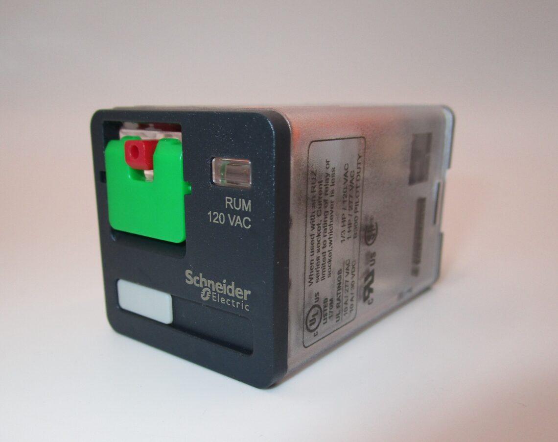 SCHNEIDER RUMC21F7 plug in relay