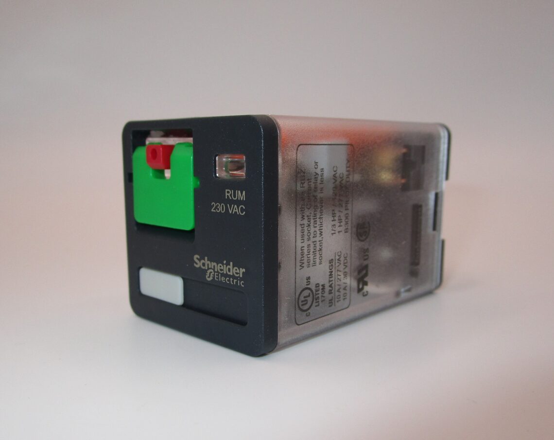SCHNEIDER RUMC31P7 plug in relay