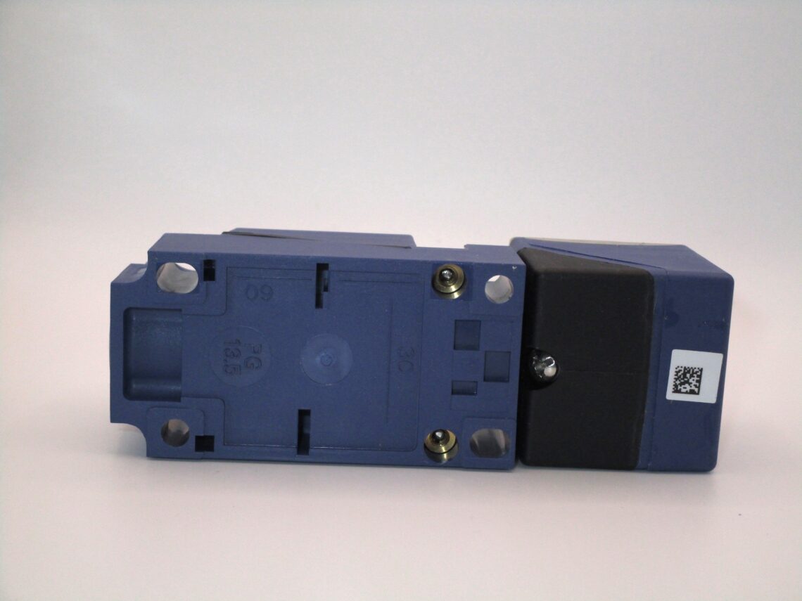 TELEMECANIQUE XS7C4A1MPG13  Inductive proximity sensor - Image 4